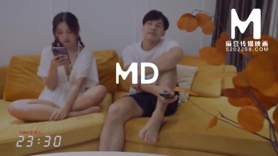 18 Years Old Chinese Stepsister gets Massage [MD-0173]