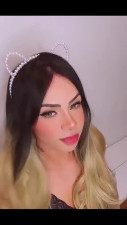 Gorgeous camgirl getting horny showing off and gives a blowjob
