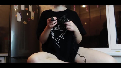Nice plump teen wraps herself in garland and takes a cumshot on her ass