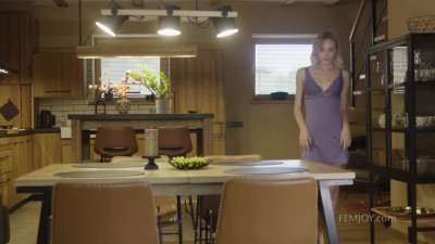 Elegant Blondie shows off her angelic body in the kitchen