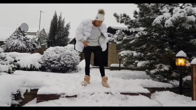 Russian Snow Qeen blows Outdoor and gets Facialized in SlowMo