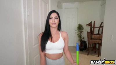 Juicy maid Jasmine Vega takes a rest to suck client's dick