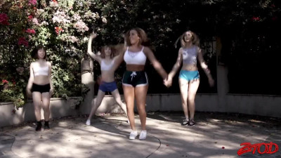 Milf Richelle Ryan fucked into orgasm with Ivy Wolfe, Alexa Grace, Jenna Sativa