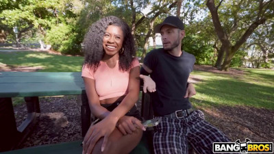 Sassy black queen Nicole Kitt gets a taste of big white schlong