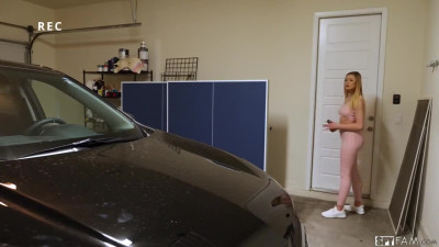 Girl masturbates in car and fucking it's owner to make him remain silent