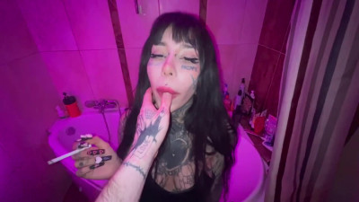 Alternative babe calls me in bathroom on house party to fuck!