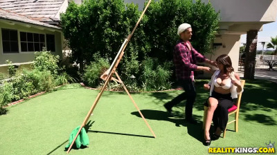Busty Latina Ella Knox allows artist to cover her tits in cum after outdoor session