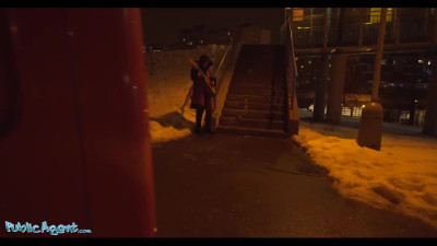 Street artist Melany Mendes blows that leather flute - Public Agent