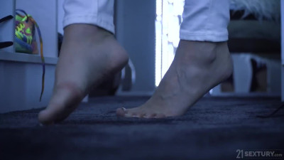 Foot-lover Stretched girl's Ass with big cock and jizzed on her toes