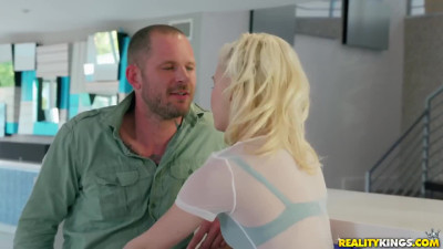 Married Guy eats Kiara's pussy and drills it in standing position