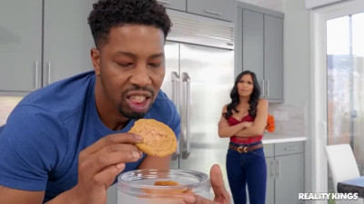 Asian Jada Kai punishes Isiah Maxwell with sex for eating her cookies