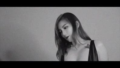 Lustful chinese woman plays with a fucking machine