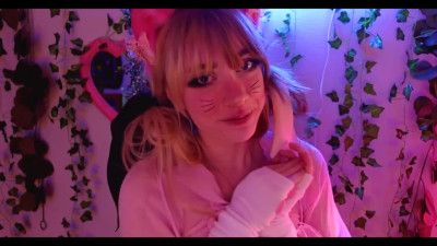 Flirty hon in fishnets plays dirty games with dildo on webcam