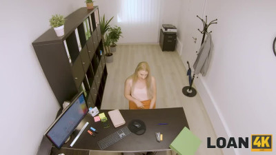 Diane Chrystal gives a blowjob and is pleasantly fucked under the table at the interview.