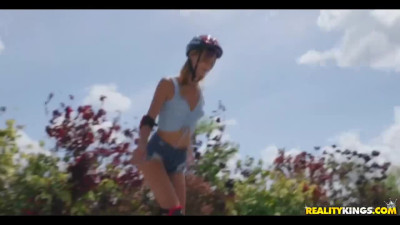 Slim roller-skater hunts dick outside!