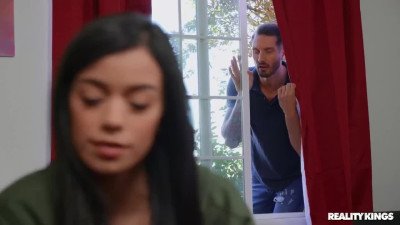Unexpected sex for juicy Latina Savannah Sixx - Reality Kings
