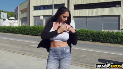 Marta La Croft shows her best in threesome outdoor