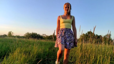 Sexy blonde babe makes a blowjob in the field