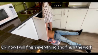 Tricky wife pays plumber with her cunt