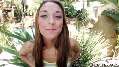Sassy wench Marry Lynn chokes on BBC in outdoor pussy agony