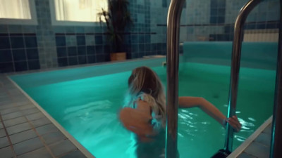 Bubble-butt girl Cheats on Hubby and fucks with Stepbro by the Pool