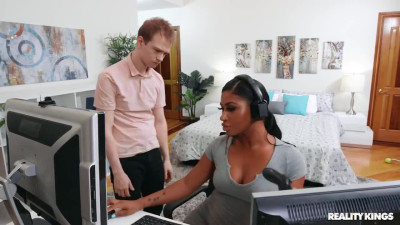 Guy cheats with sexy ebony chick right behind his girlfriend
