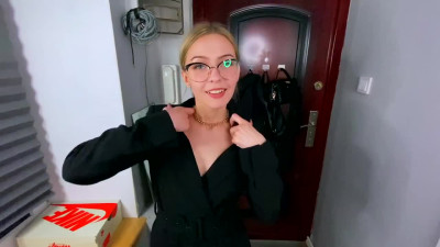 Charming blonde Lis Evans shows awesome blowjob skills