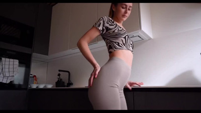 Kinky hoe fucks her anal with big dildo in exclusive solo