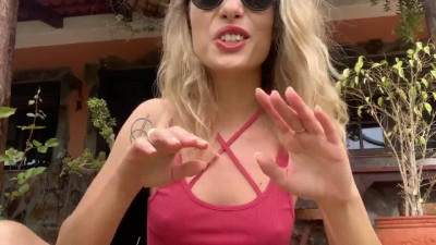 Blonde amateur plays with her Pussy-Lips till Squirting Orgasm