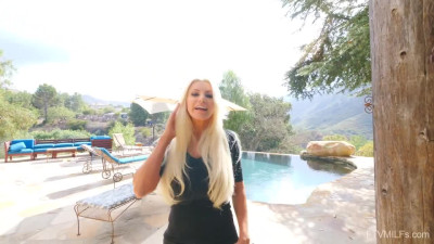 Curvy blonde milf Brittany has a solo show by the outdoor pool
