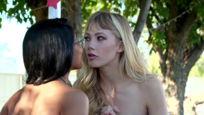I paid that sexy blonde just 1$ for a kiss and it was so worth it