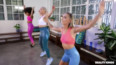Fitness instructor Facialized two hotties after wild Threesome in his Gym