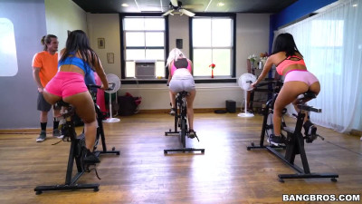 Big-ass Latina milf are ready for pussy stretching with her trainer at the gym
