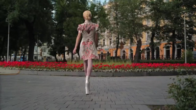 Flexible Russian dancer does sexy moves on the streets of Moscow