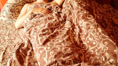 Babe makes perfect handjob for breakfast