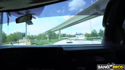 Bubble butt blonde fucks with stranger in a car