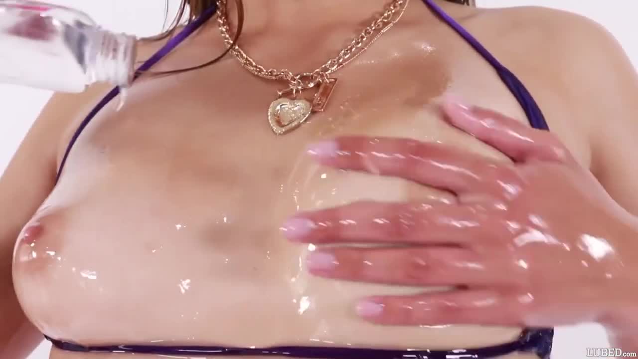 Watch Oiled up babe tests her tight anus Full. Duration: 07:56 | ePornBabe.