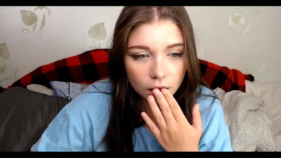 Webcam model shows her tits and performs Toy BJ