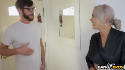 Pervert caught MILF stepmom and fucked her hole in the bathroom