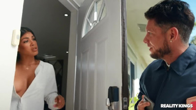 Latina busty slut wants delivery guy's cock