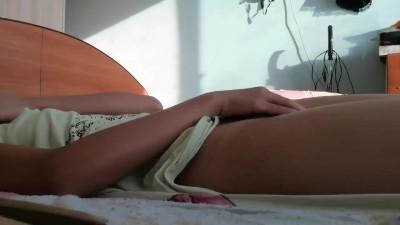 Brunette Asian goes solo on cam
