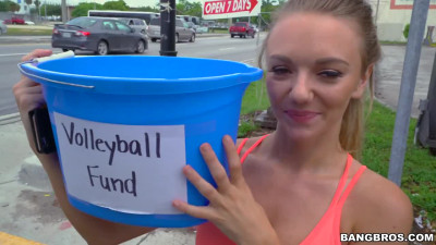 Blonde picked up from the street gives a nice blowjob