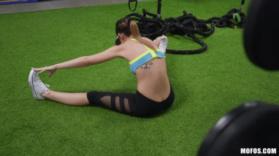 Gym beauty Michele James works on heavy and massive cock machine