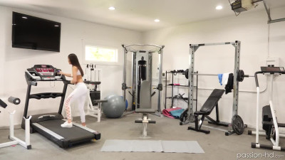Latina teen Emily Willis stretches her pussy with massive dong during gym session