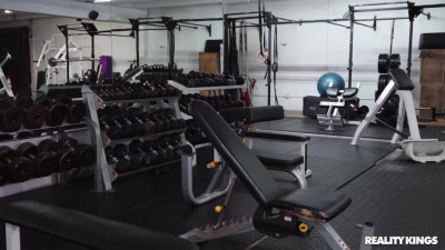 Brunette babe Swallows big cock before dirty sex in Gym