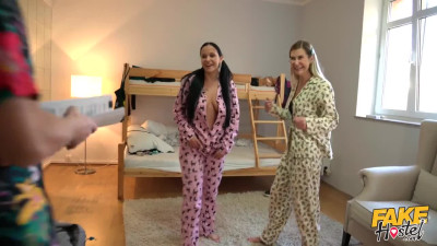 Two bad teens share tenant's hammer during threesome in a hostel