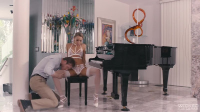 Luxurious whore Emma Hix gets her pussy wildly penetrated