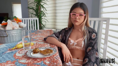 Dissolute stepdaughter Lulu Chi turns breakfast into slutty bang