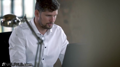 Angelika Grays showed her pussy to her boss