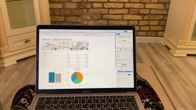 Girlfriend disturbs her man from work